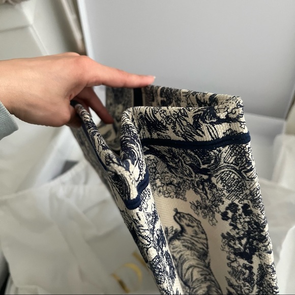 Dior Toile de Jouy Embroidery Tote - Picture 6 of 13